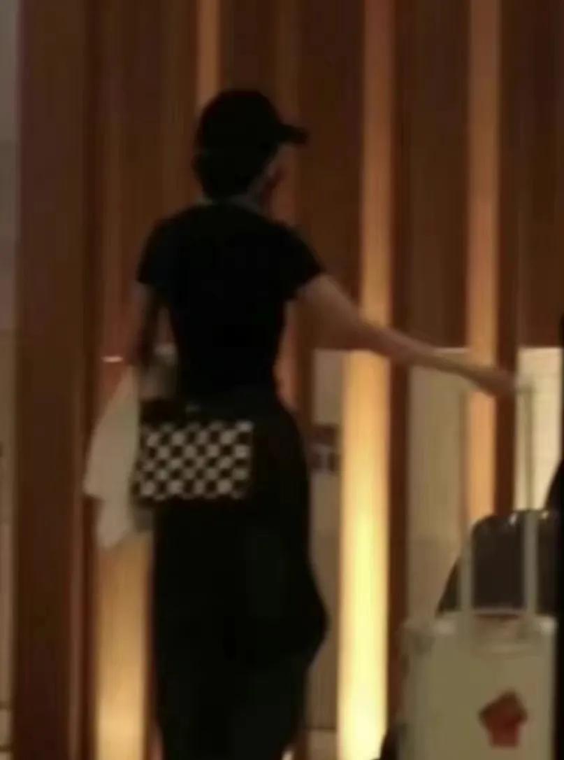 杨幂回港看小糯米机场照,杨幂回香港看望女儿小糯米