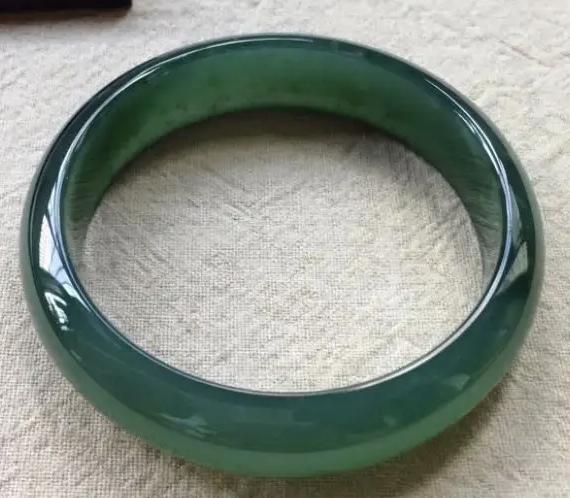 翡翠手镯表面有坑和划痕正常吗,翡翠手镯避裂镶金