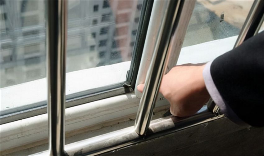 断桥铝窗户关严了还是漏风,卧室窗户关严还是漏风怎么解决