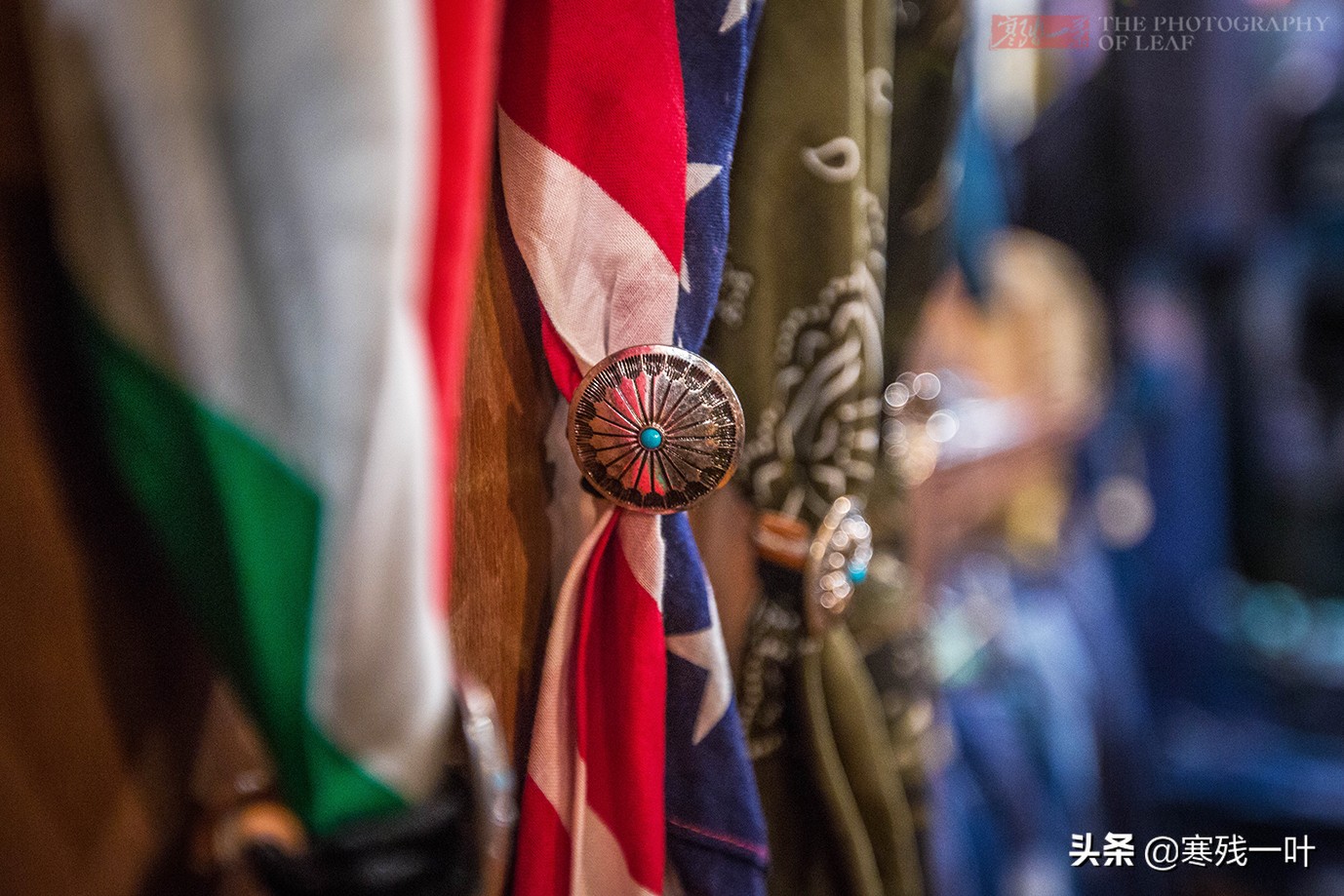 在香港，用上百年旧布料做的衣服，像垃圾堆捡的却卖着3000元高价