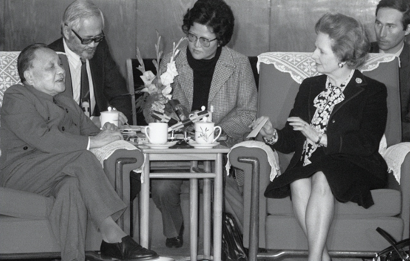 1984年，香港回归谈判陷入僵局，*小平邓**先发制人：不介意使用*力武**