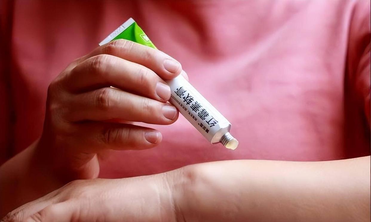 红霉素软膏抹脸上会变白吗,红霉素软膏可以擦眼下吗