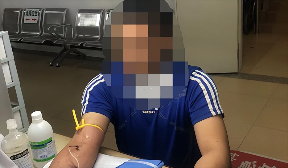 男子帮抢回手机刮到汽车被赔2000,车剐蹭全责对方修车5000元