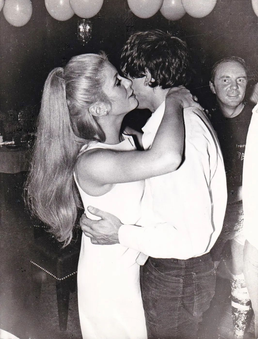 那位曾靓绝时尚圈、串起欧洲上流社会的超模为何落魄至此……