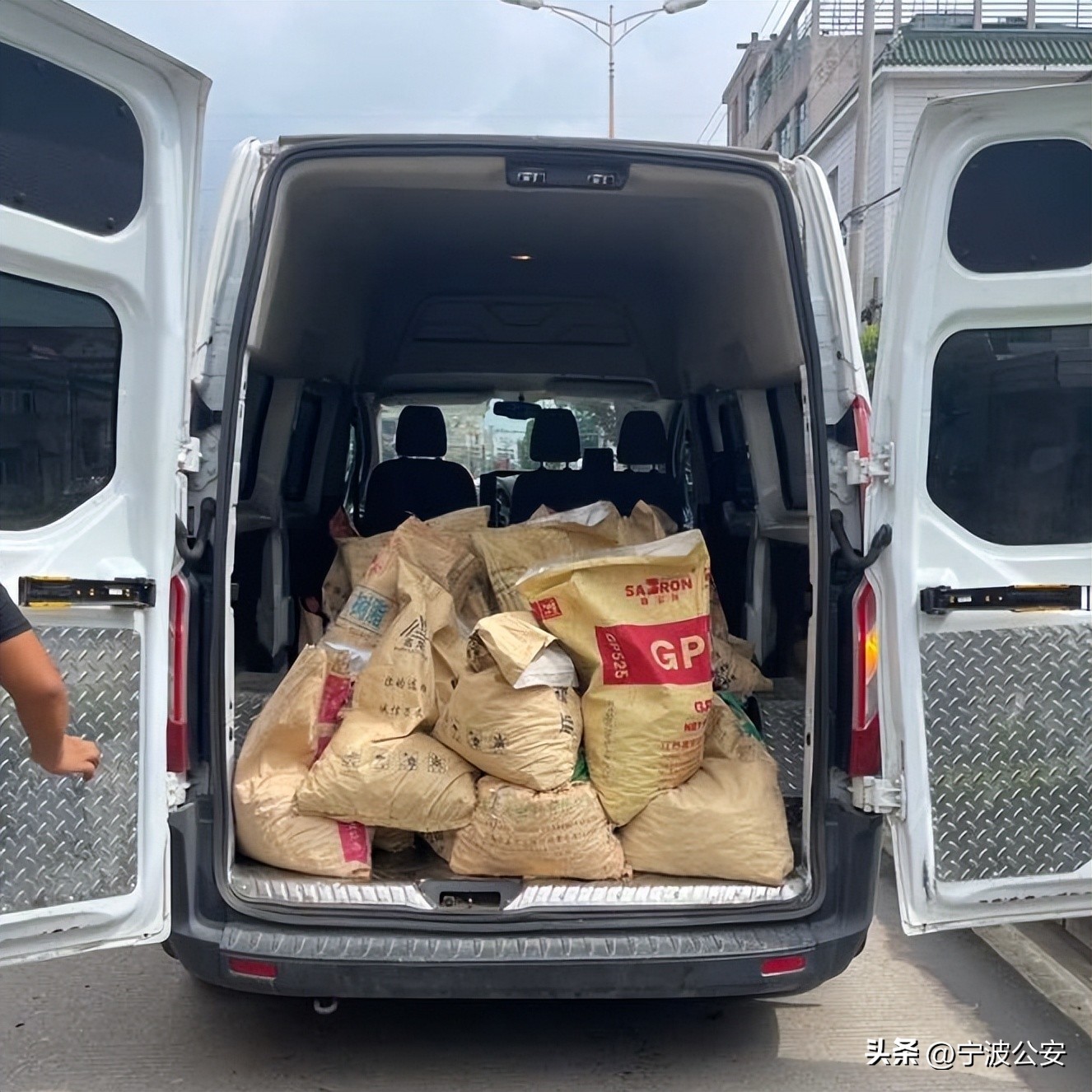 重拳出击严查交通违法行为,重拳打击交通违法整治