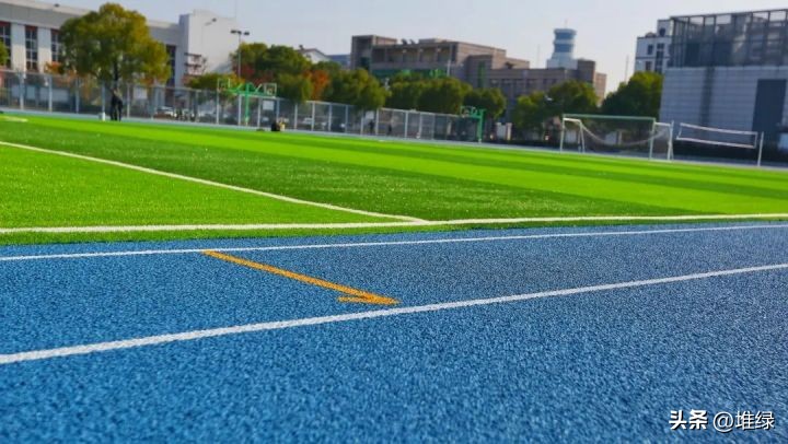 在刚竣工3天的运动场上比赛,是一种什么体验?