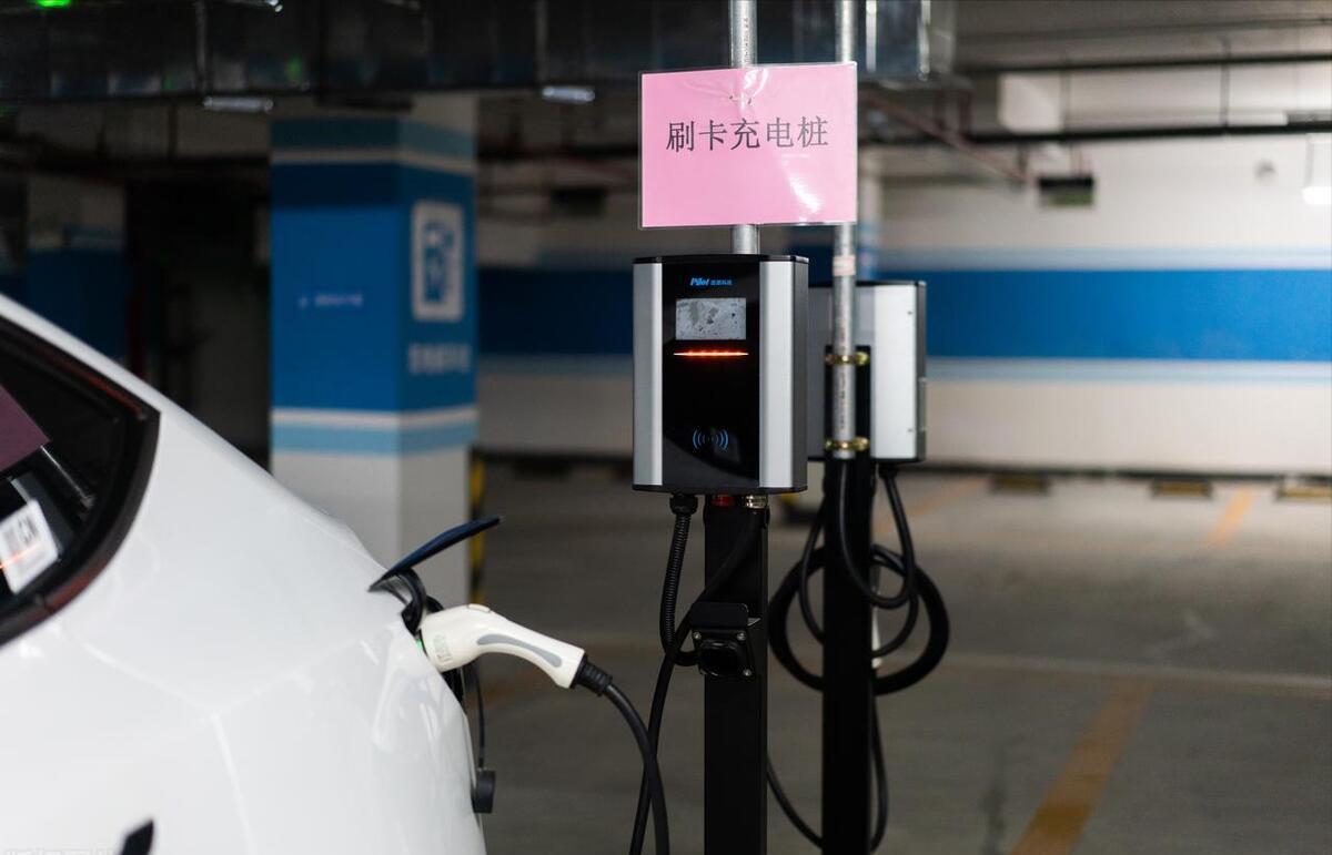 新能源汽车使用寿命一般几年,比亚迪宋plusdmi电池衰减严重吗