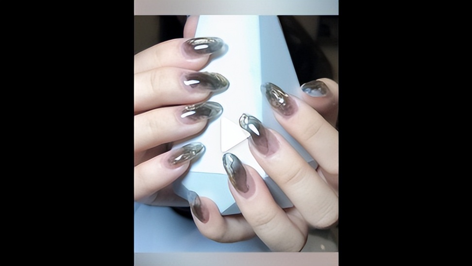 00后女大学生美甲月入过万新闻,00后女生宿舍做美甲月入过万