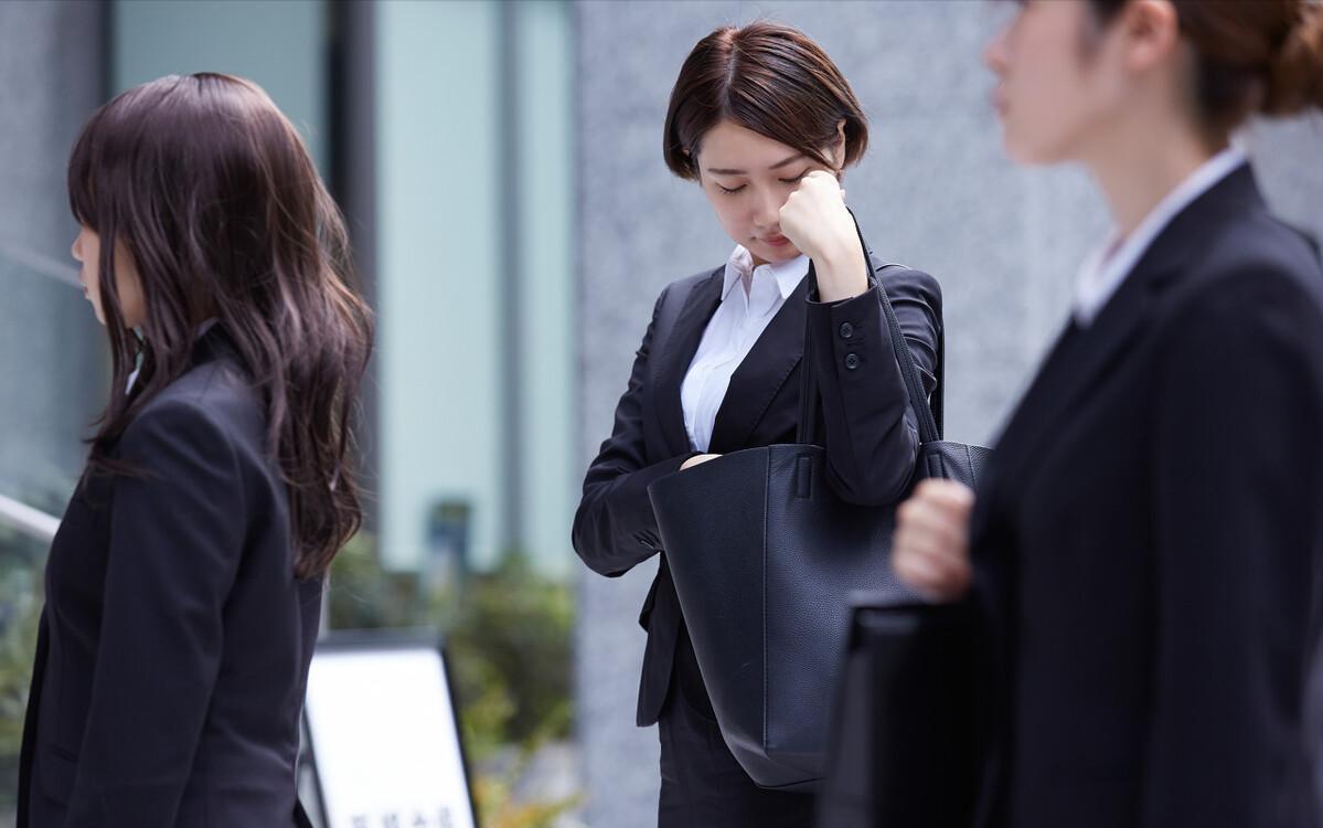 张雪峰怎么看待大学生就业呢,张雪峰学得那么好为什么要换专业