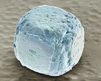 如果进入一粒食盐的内部，你会看到……