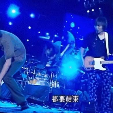 粉丝不满华晨宇做*月天五**演唱会嘉宾,内娱在逃父亲路人缘这么差?