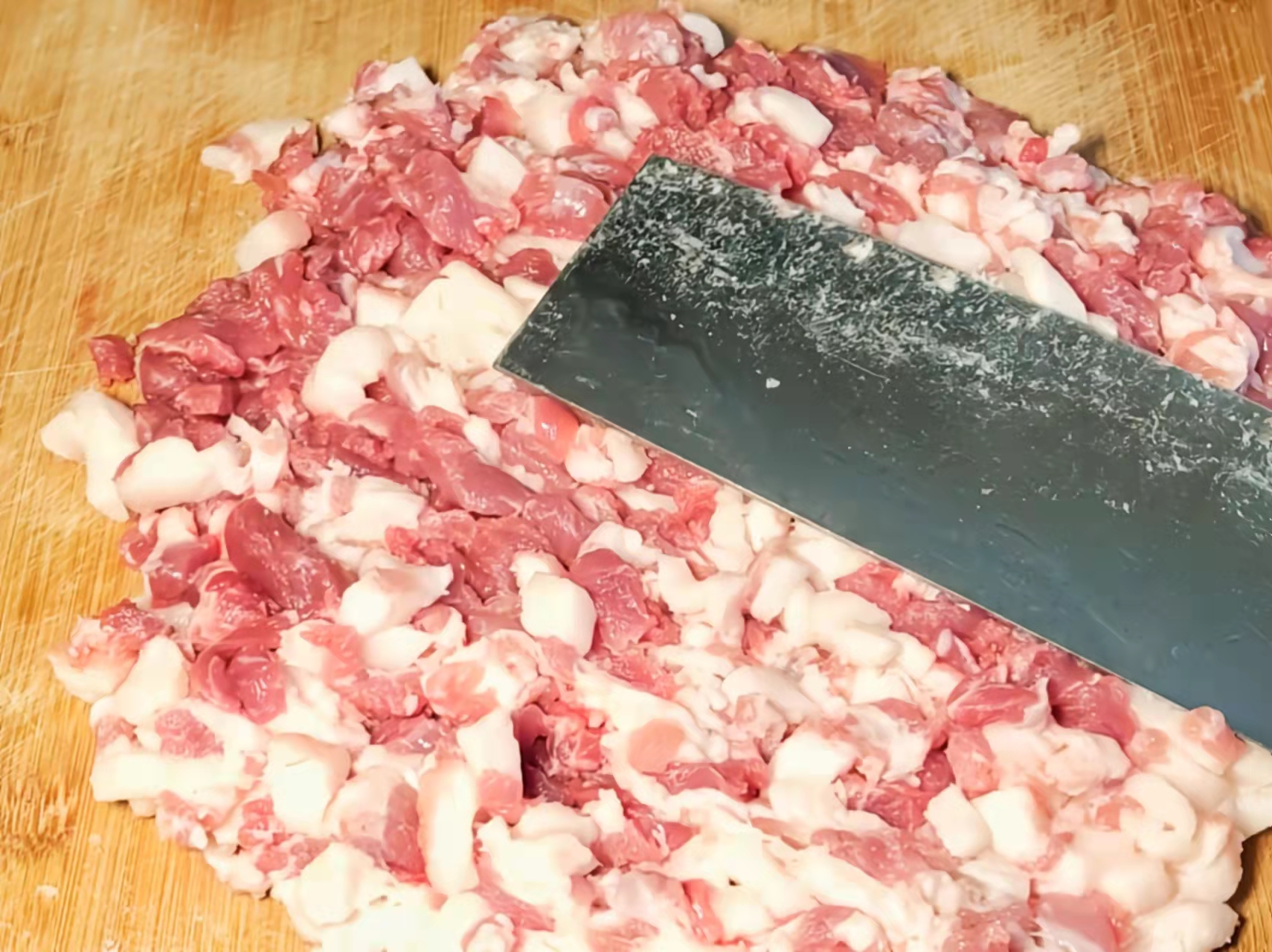 调肉馅不加水可以吗,正确调肉馅不柴的做法