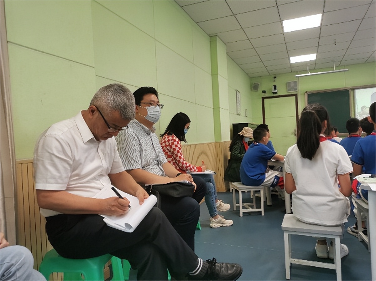 专家到校指导，华西小学构建具有学校特质的五育融合课程体系