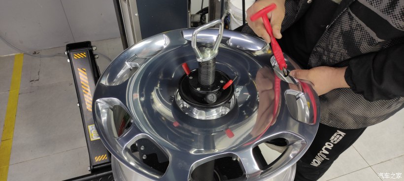 银色奔驰威霆改迈巴赫双拼色,威霆国六内饰改成迈巴赫款式