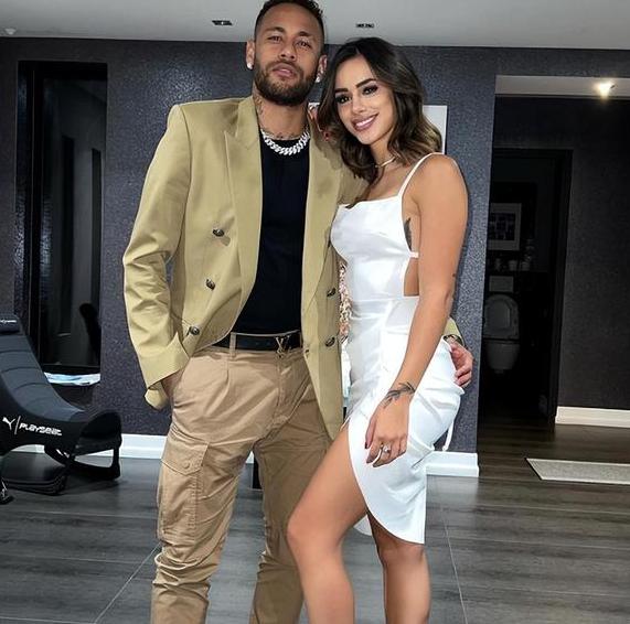 巴西第一深情女友照片,内马尔两任女朋友照片