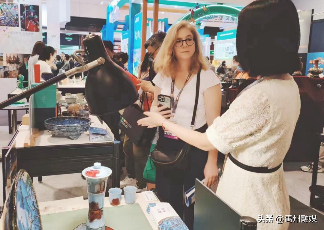 河南“特色”非遗产品钧瓷走进繁华璀璨的香港