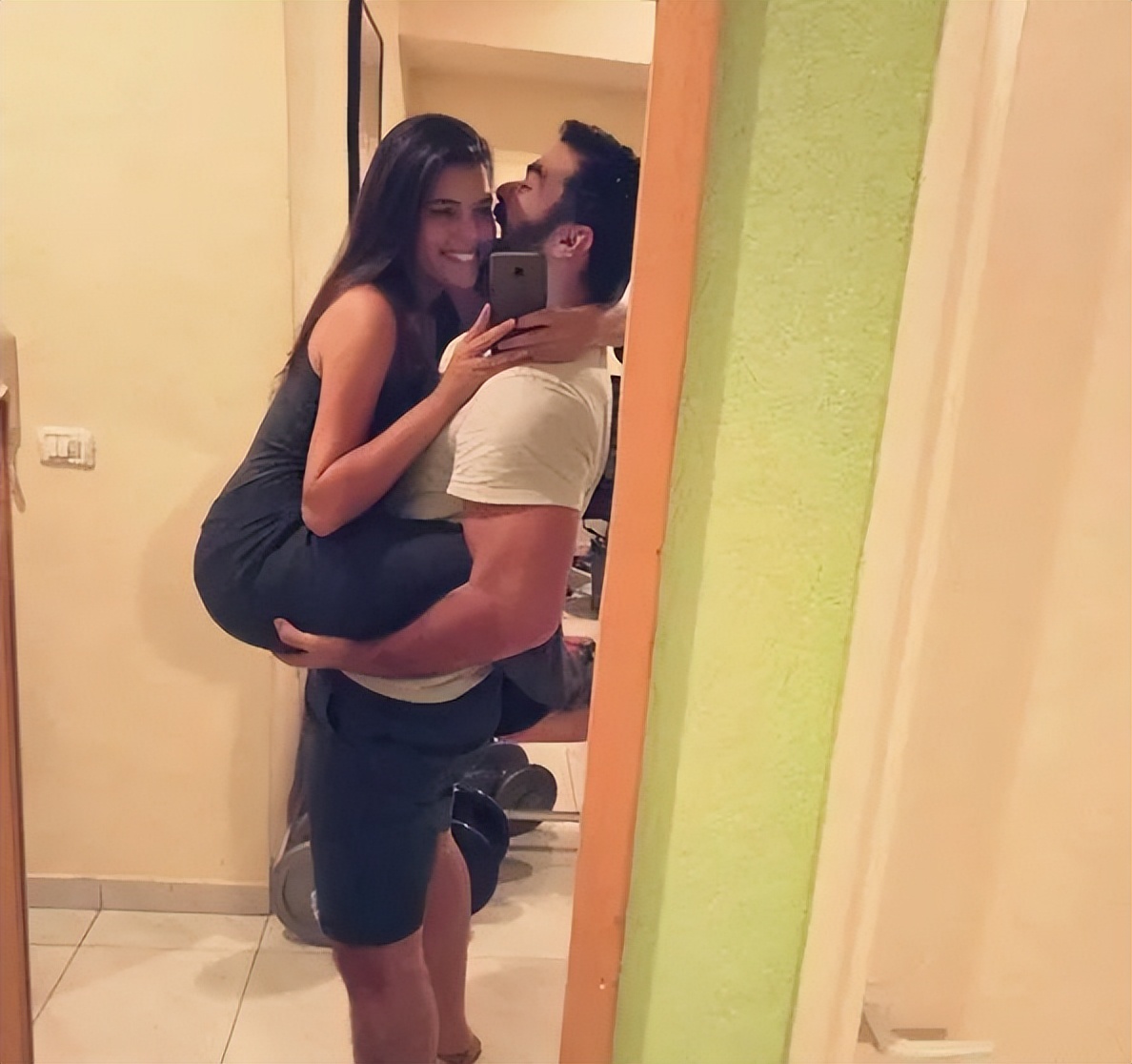 硬汉婚后画与“娇妻”鬼畜日常，被570万人在线围观，太甜腻了