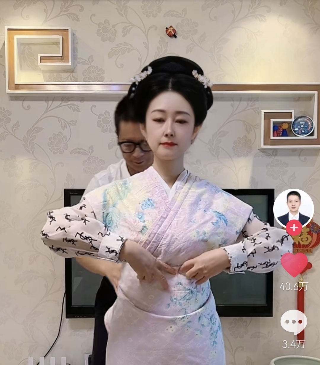 她用床上四件套给自己拼了一件衣服，网友：这不是当年的七仙女吗