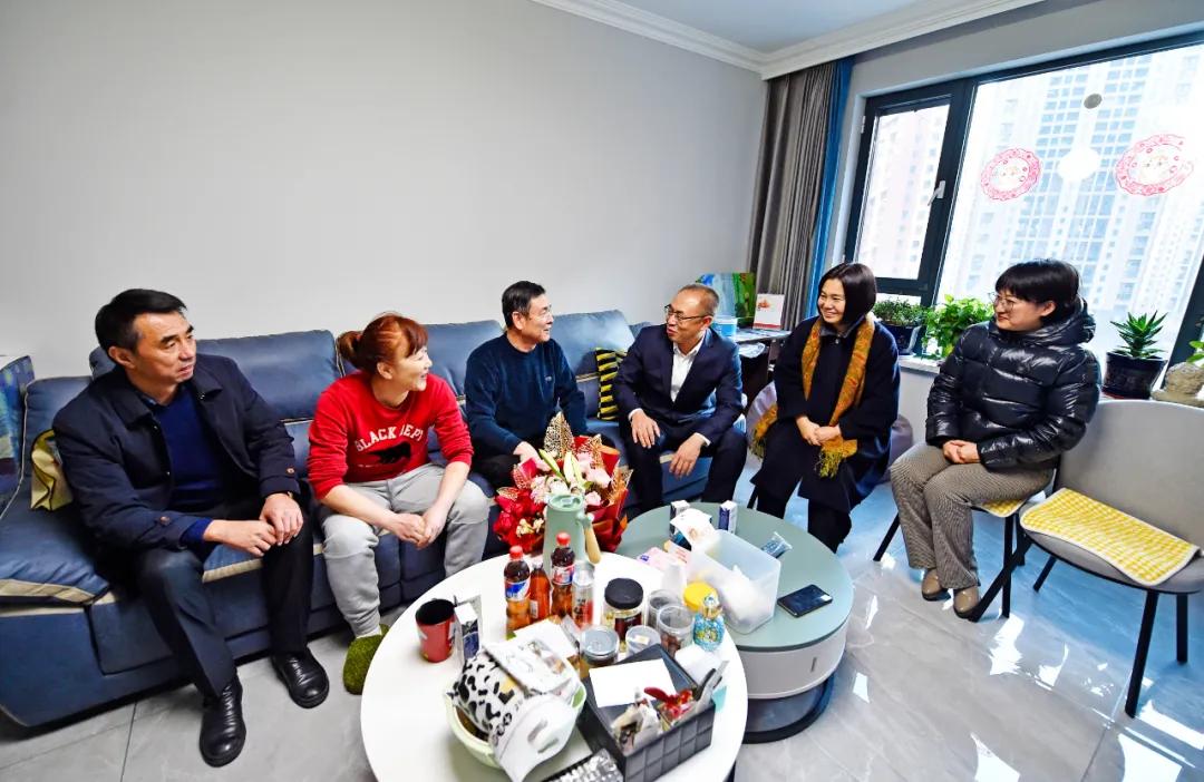 本溪市领导慰问中国女足本溪籍运动员朱钰家属