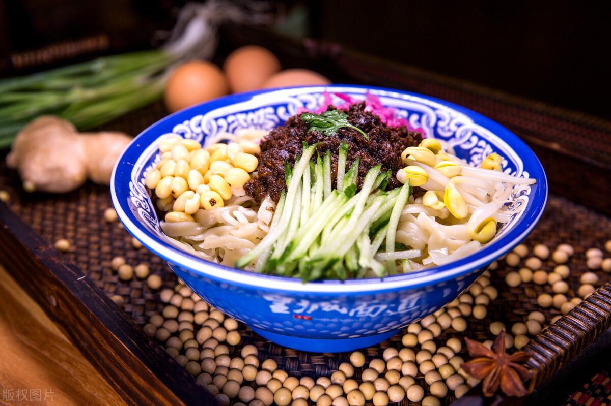 炸酱肉丝面条怎么做最好吃,芹菜炒肉炸酱面的做法