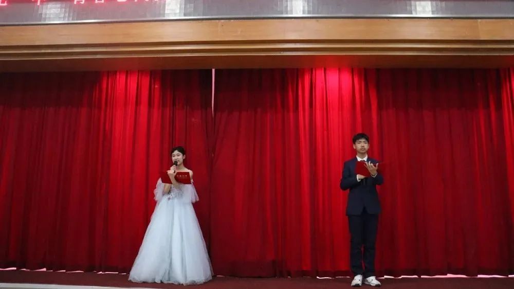 莱芜一中第30届歌手大赛,莱芜一中61级合唱比赛