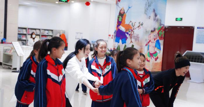 范冰冰穿连衣裙现身手上戒指抢眼,范冰冰现身机场秀红宝石戒指