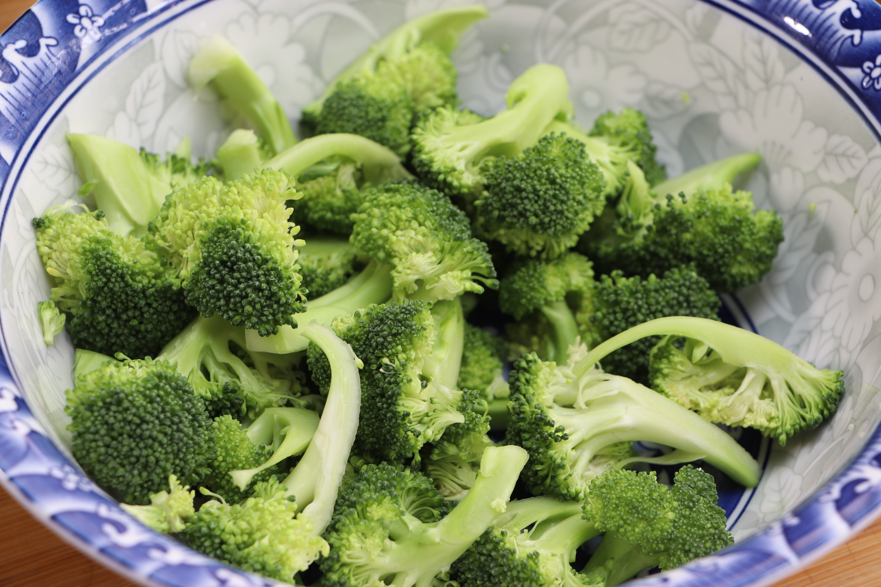 西兰花焯水好吃还是直接炒,炒西兰花千万别焯水大厨教你一招