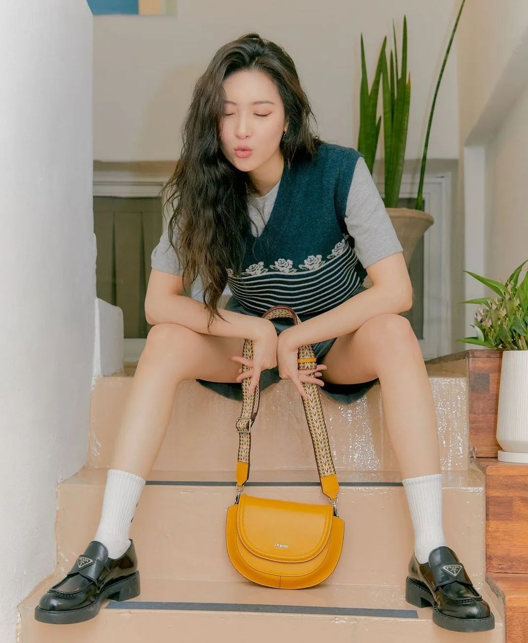 秋日马甲穿搭的n种,春天咖色格子针织马甲怎么搭配