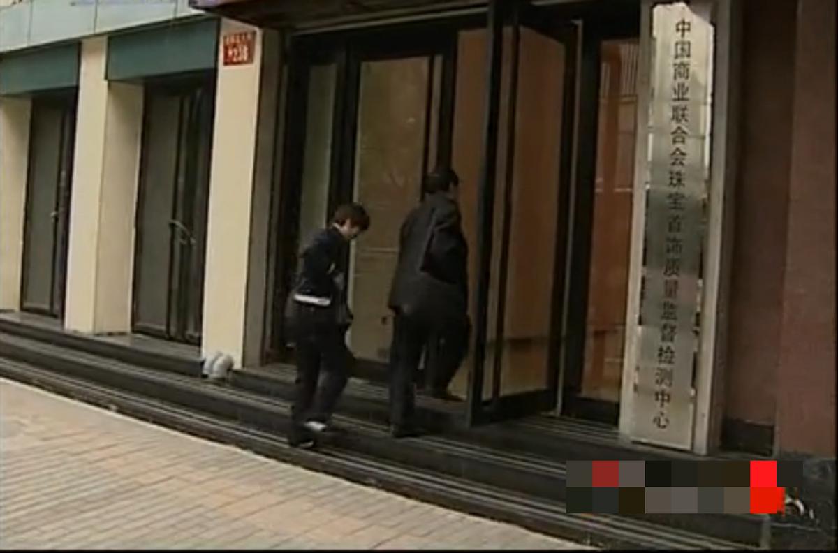 1971年内蒙退伍军人救下一老人，获赠小泥球，38年后发现价值2亿