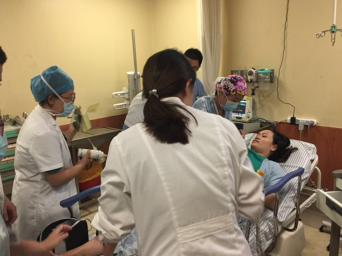 产妇面对男医生不好意思说实话,产妇侧切皮内缝合