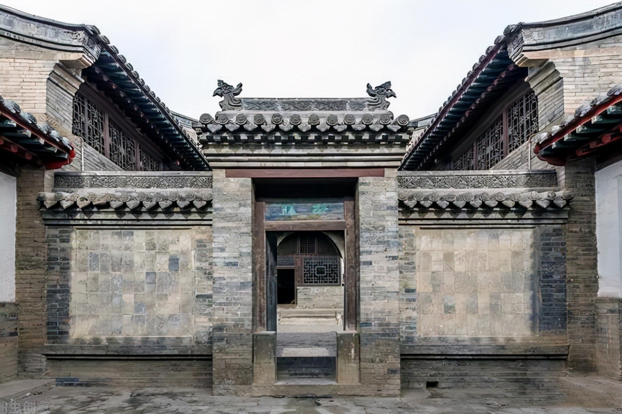 宁住庙前不住庙后俗语,宁住过头屋不住露肘屋啥意思