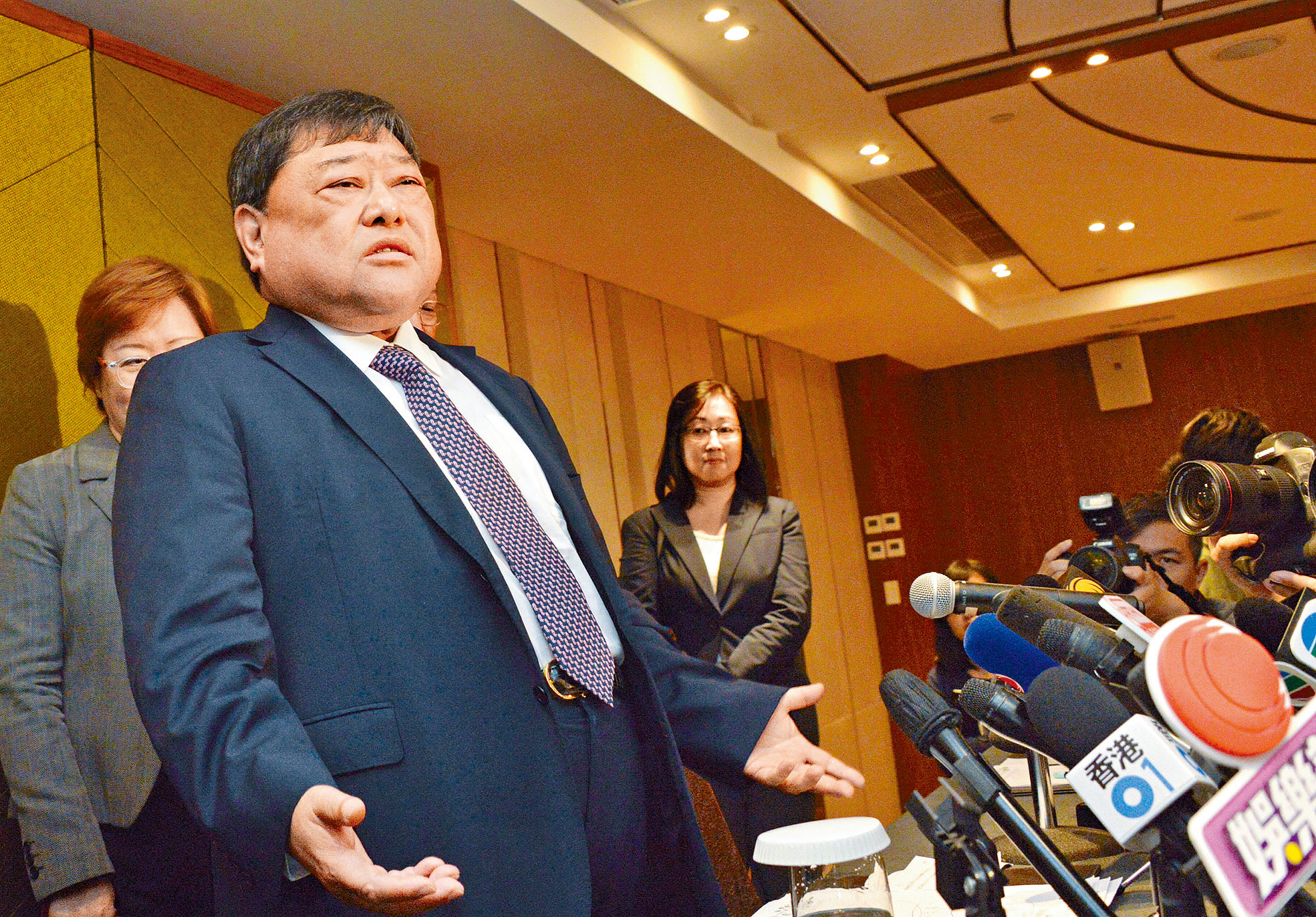 裘锦兰：嫁姐夫独吞13亿遗产，百亿家族独女欠债除夕夜状告继母