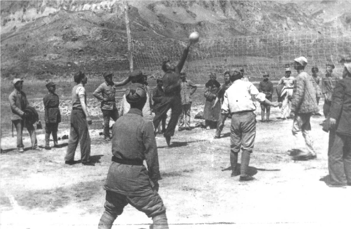 39年，*德朱**参加八路军排球比赛的照片，老当益壮，不像50多岁的人
