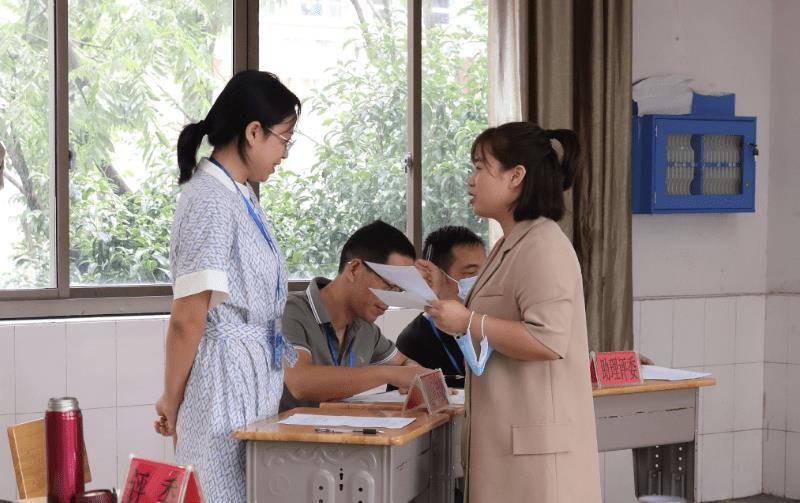 英语老师第一次当班主任,英语老师初中当班主任好吗