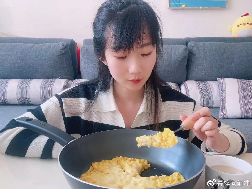 什么材质的锅不粘锅又耐用,刚买回来的锅好用又不粘锅无烟