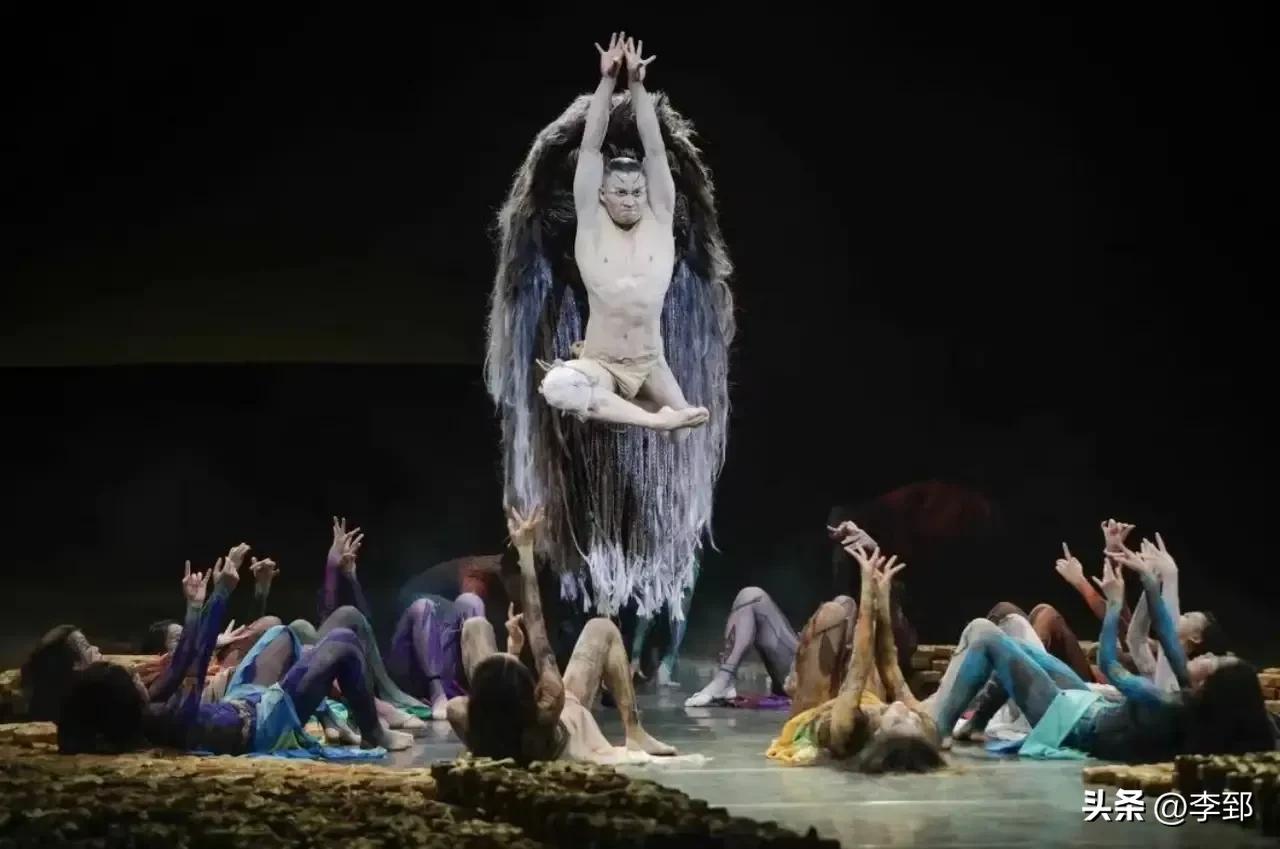 女的抓男的手臂舞蹈,舞蹈女孩下腰手抓脚展示