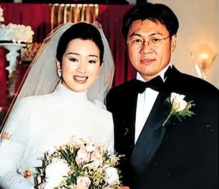 巩俐为什么嫁给七十岁的法国男人,巩俐为什么和第一任丈夫离婚