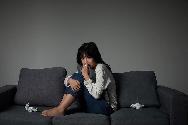 13岁女孩被班主任性侵后，因一本侦探小说，找到“自救”之路