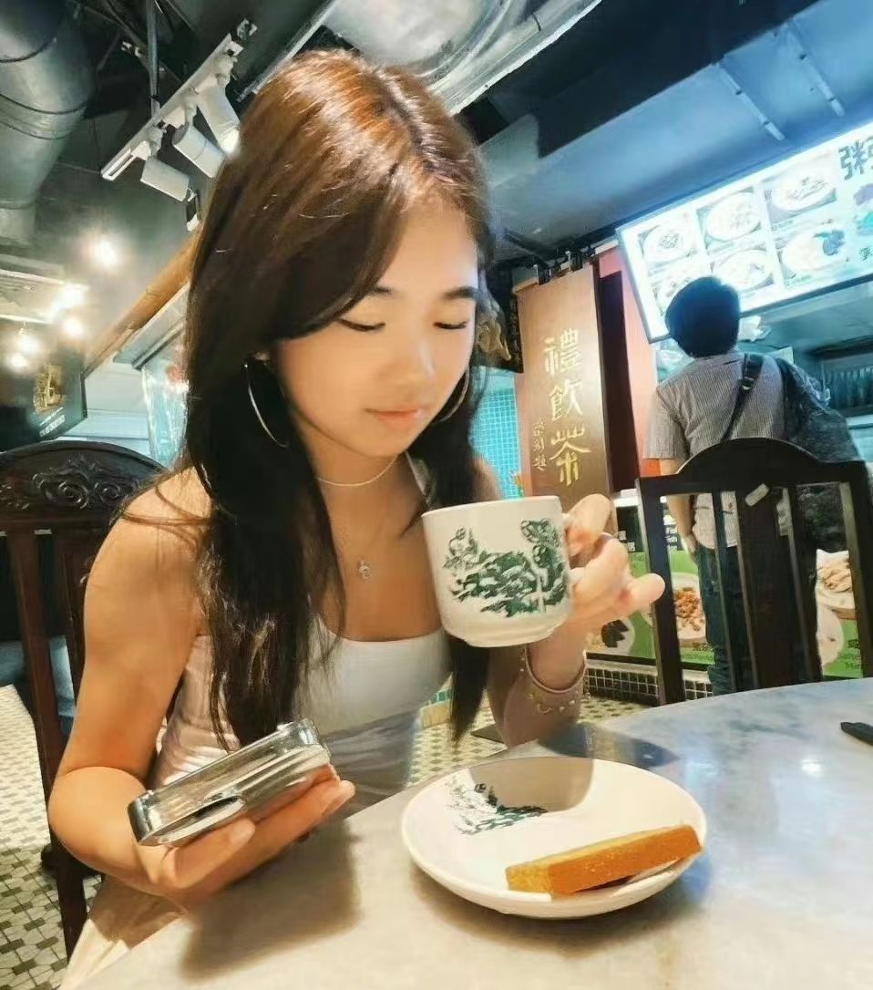 曹格带一对儿女逛街,女儿身段像妈打扮前卫,14岁儿子身高近1米8