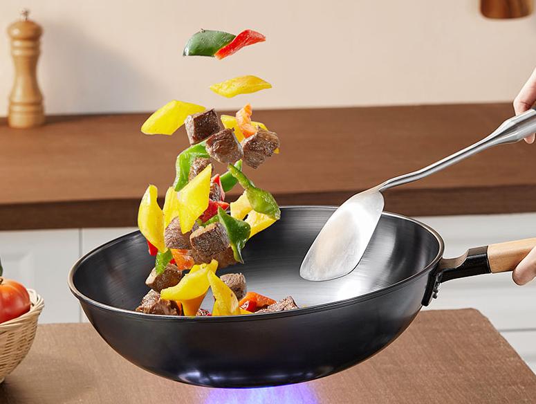 在铁锅中挑选出正规的铁锅,铁锅选购方法如何选择适合的铁锅