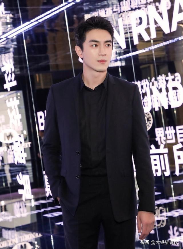 穿黑衬衫好看的人,穿黑衬衫的帅气男人