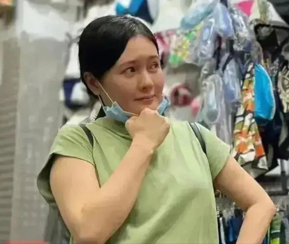 54岁李丽珍罕见亮相,56岁的李丽珍近况如何