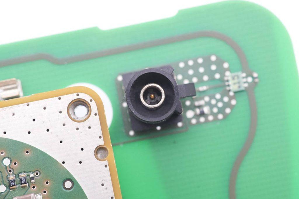 宝马5系无线充电拆解,宝马5系充电器怎么拆