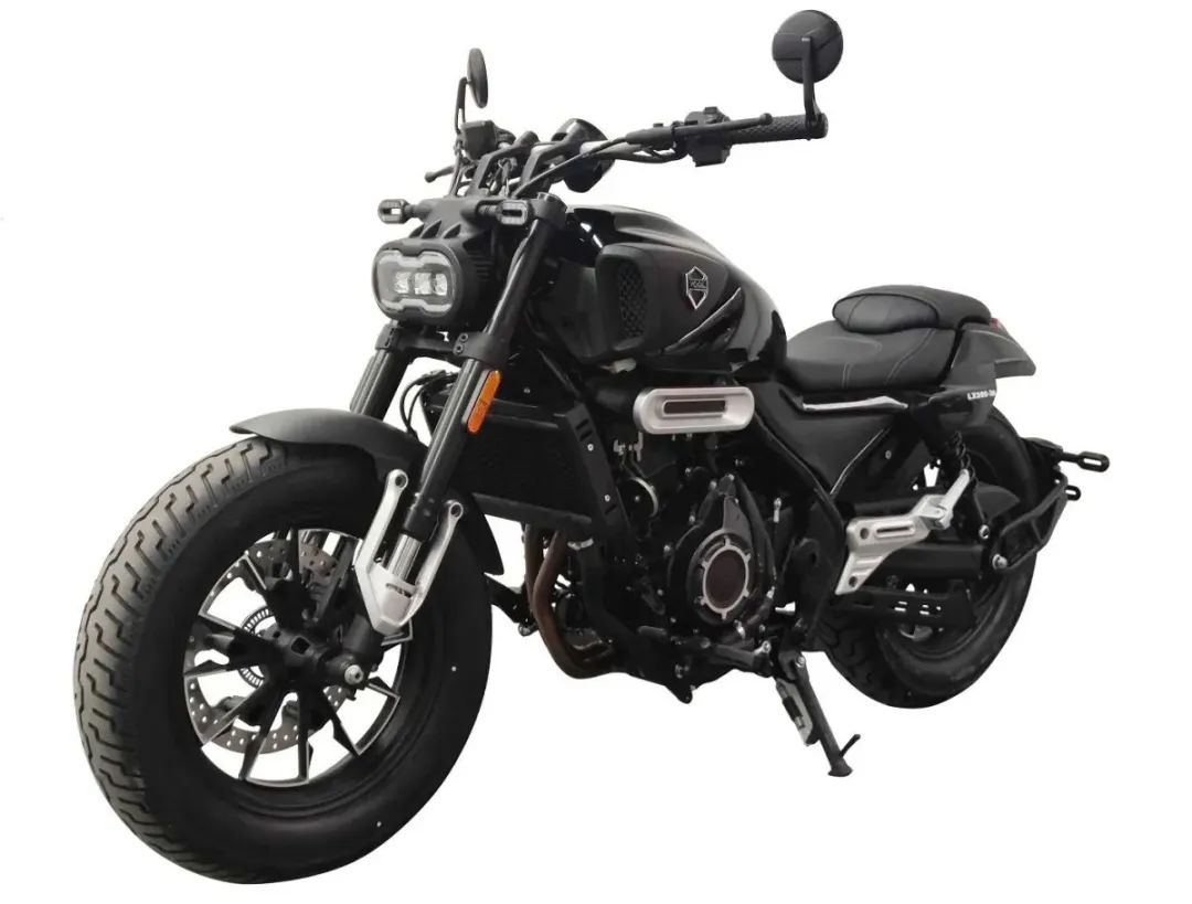 隆鑫无极首款太子巡航CU525实车曝光，传统风味淡、运动激进感强