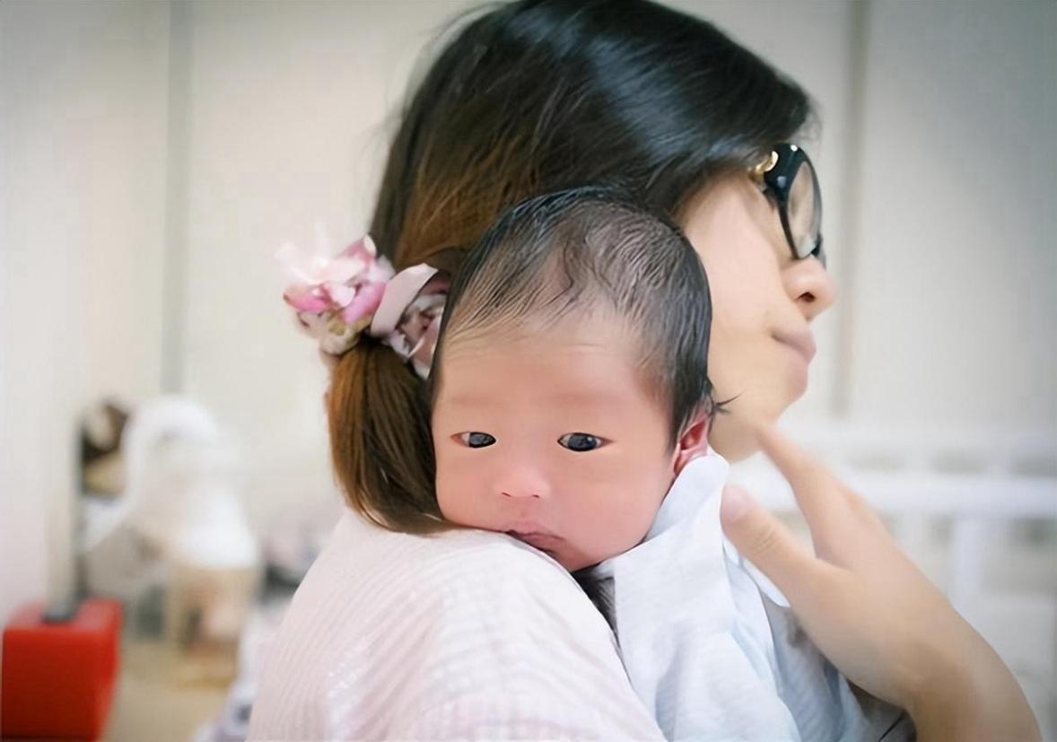 宝宝困了都不肯睡觉怎么回事,宝宝很困却不肯睡觉