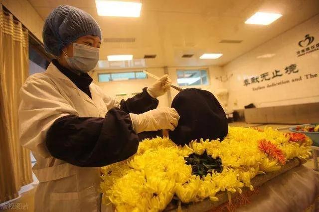 老人过世后穿寿衣有哪些规矩,老人死了为什么要穿棉寿衣