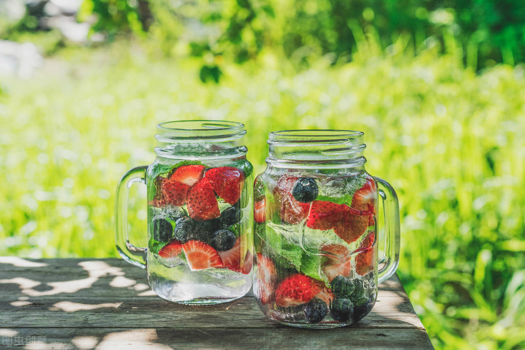 炎炎夏日喝杯冰饮,炎热的夏天来一杯蜜茶