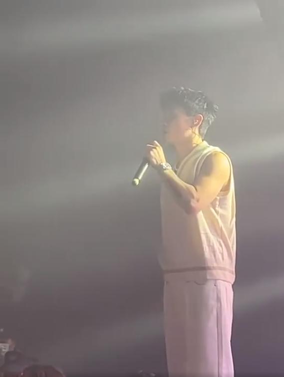 演唱会再爆猥琐事件!多名女观众遭毒手,满舒克现场活捉“*狼色**”