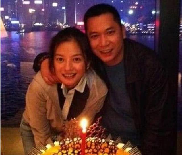 44岁赵薇近照穿红长裙,赵薇发福照片