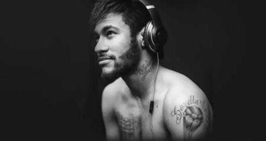 内马尔新纹身,内马尔纹身过程视频